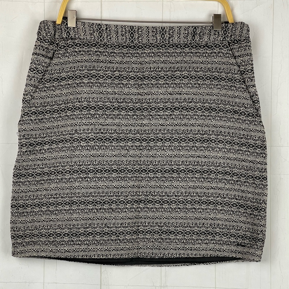 Nice skirt in good condition. No rips or stains. Size L.